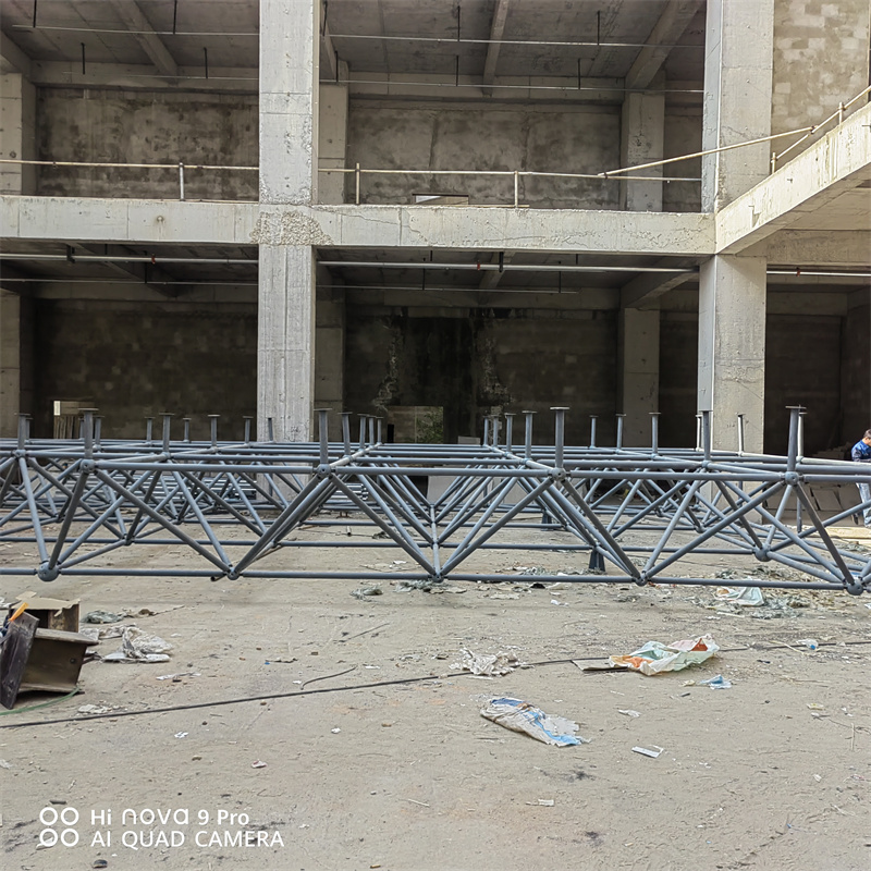 工程隊(duì)安裝鋼結(jié)構(gòu)